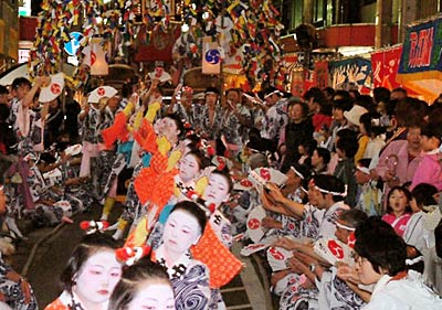 19日、燕市・戸隠神社の春季祭礼の宵宮でオーバーアーケードの下で演じる踊り子や万灯