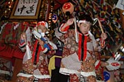 木場小路万灯の上で踊るひょっとこ