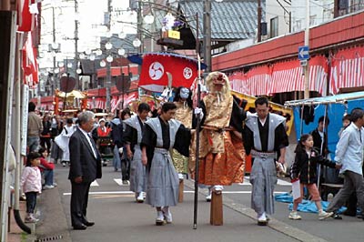 燕・戸隠神社春季例大祭の大名行列で2枚歯の高げたをはいて進む天狗