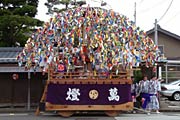 万灯を引いて門付けに回る