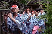 万灯を引いて門付けに回る