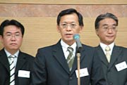 新会長に就任した行田順二さん(吉田中学校PTA会長・中央)