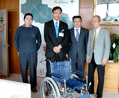 三条市に車いす1台を寄付した一ノ木戸商店街、左から山崎副理事長、国定市長、星野理事長、阿部前理事長