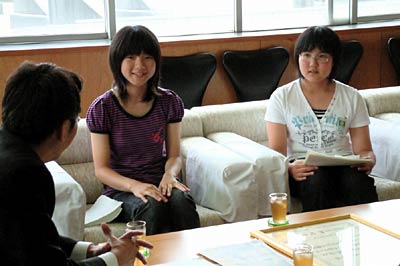 三条小の平成19年度読書活動優秀実践校表彰を受賞を報告する本多さんと中村さん