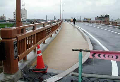 3日、供用開始される一新橋、嵐南側から