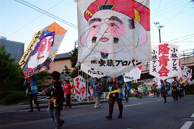1日行われた三条凧合戦前夜祭の凧パレード