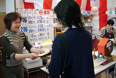 水害プレミアム商品券を販売する一ノ木戸商店街のハーメルンの館
