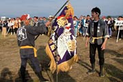 早川三条凧協会会長から白龍旗を受け取る上町組