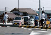 嵐南側で開通を待つ車列、先頭が山崎さんの車