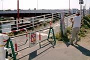 一新橋の新橋供用開始とともにその役目を終えて通行止めになった歩行者と自転車用の仮橋