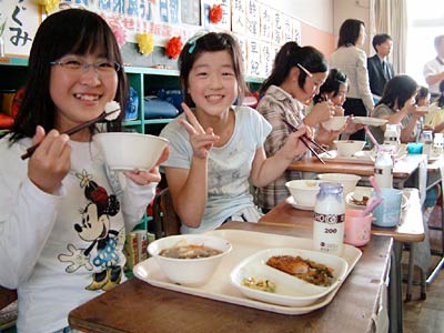 初めてドジョウ料理を味わってVサインの栄中央小5年1組の児童