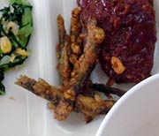 給食のトレーに載ったドジョウのカレー揚げ