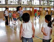 体育館で縄跳びで遊ぶ児童