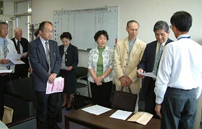 右から後ろ姿が堀局長、要望書を手渡す金谷会長、杉田代表、城丸事務局長