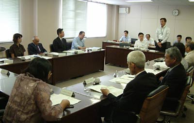 7日開かれた三条市新市建設計画搭載事業検討委員会の第1回会議