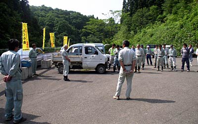 8日、国道290号沿いで不法投棄されたごみの回収ボランティアを行う下田建設業協会青年部「もぐら会」