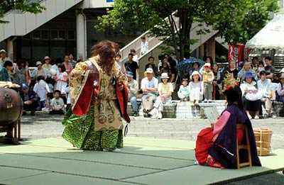 10日、三条市・パルム公園で開かれた第8回ヤマタノオロチ伝説まつりの「ヤマタノオロチの舞」