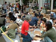親子でにぎわう木工工作広場