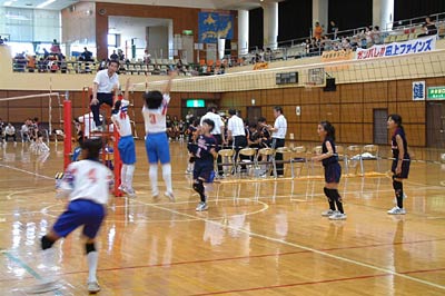 10日、三条市総合体育館で開かれたサントリーカップ・第27回全日本バレーボール小学生大会県央地区大会