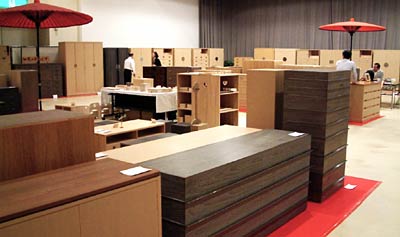 17日まで加茂市産業センターで開かれている2007加茂・桐たんす展