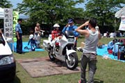 子どもたちに人気だった三条署によるふれあい交番