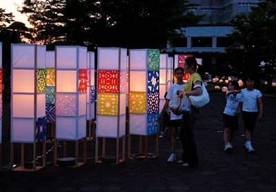 17日開かれた加茂文化会館周辺で開かれた「小京都を楽しむ会 AKARIBA 2007」