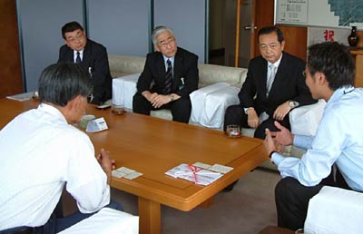  奥左から北越銀行の小林総務部副部長兼広報文化室長、中村三条市店長兼三条北支店長、補保坂常務取締役