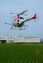 田んぼの上を飛ぶ無人ヘリは1機1,000万円