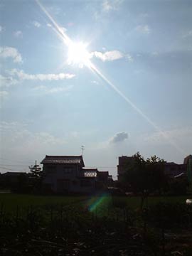 ぎらぎらと日差しが照りつける夕方の三条市横町2地内