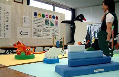 24日まで吉田公民館で開かれているる企画展「あべ弘士巡回展」