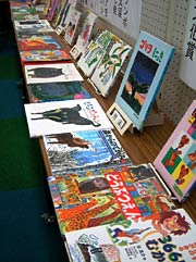 あべさんの年表にあわせて絵本を展示