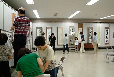 21日行われた三條蘭亭会第20回書道展の展示作業