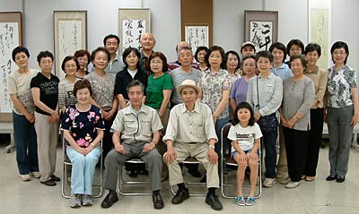 展示作業を終わって記念撮影の三條蘭亭会会員