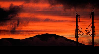 22日夕方、西の空には真っ赤な夕焼け、上須頃地内からJR上越新幹線高架超しに撮影