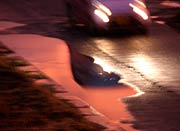 雨上がりの路上の水たまりも赤く染まる