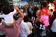 お父さんから肩車して見物する子どもは浴衣も