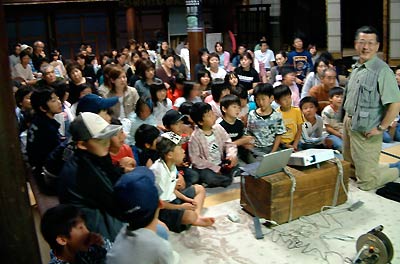 23日開かれた2007年度市民ホタルの観察会で長泉寺で説明を聞く参加者
