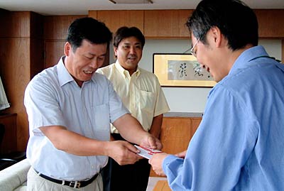 左から寄付を手渡す鹿峠会の近藤会長、若林幹事、寄付を受け取る国定市長