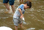 小さな手で大きなニジマスをゲット