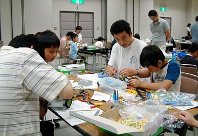 「第2回ふるさとロボコンチャレンジカップin県央」に向けて24日、初めて開かれた燕三条JCのロボットの作成教室
