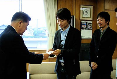 左から小林燕市長、パリスラヴィサントの田中社長、石橋さん