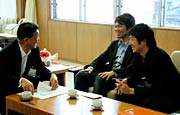 寄付後、3人で歓談