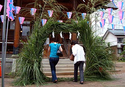 30日、三条市・神明宮で行われた夏越しの大祓式「茅の輪くぐり」