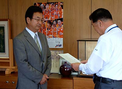 小林燕市長から企業アドバイザーの委嘱状を受ける村瀬さん