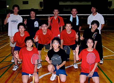 吉田中バドミントン部OBとその指導を受ける現役部員、後列の中央を除く4人がOB