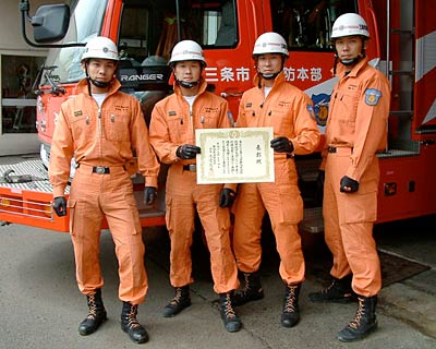 県代表として第36回東北地区支部消防救助技術指導会の「ロープブリッジ救出」に出場する三条市消防本部の隊員4人