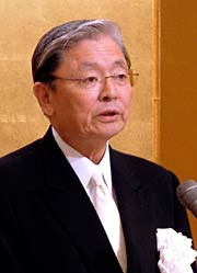 式辞を述べる田中理事長