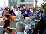よさこいソーランを披露