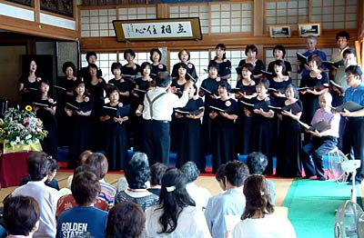 8日、浄福寺で開かれた「花コーラス」の単独コンサート