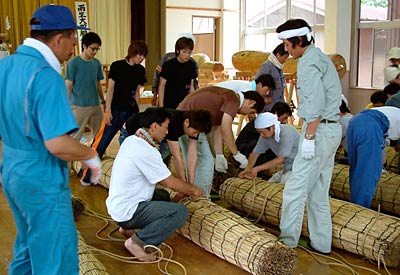 8日行われた「しただふるさと祭り~雨生の大蛇祭」の大蛇の胴体製作